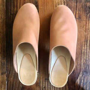 Bryr clementine mid heel clogs in Clay 39